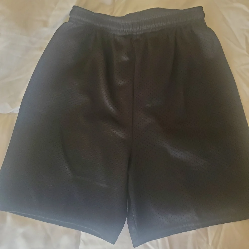 3/$10- 🏀 shorts youth medium - Picture 1 of 1